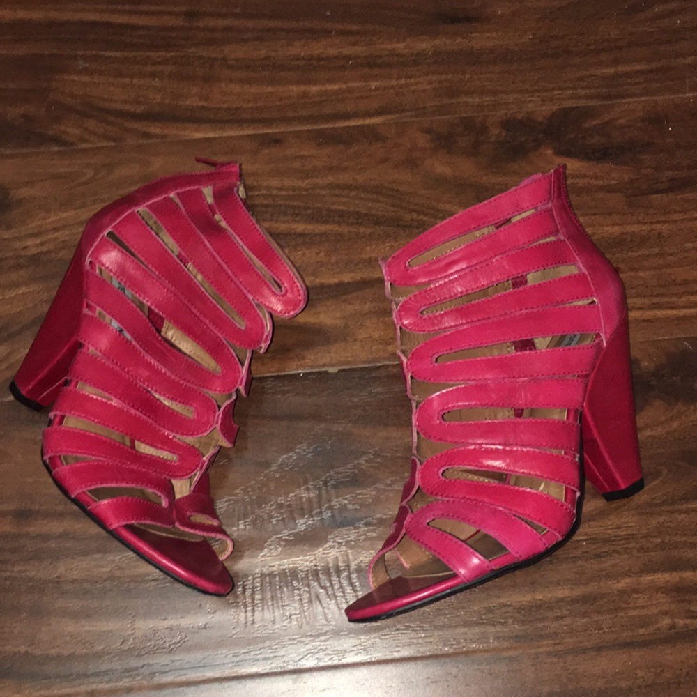 Steve Madden ~ Red Strappy Shoe 👠